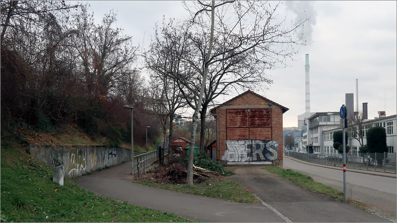 Industriebahn Stuttgart-Münster - Bad Cannstatt - 

Die erhalten geblieben Wagenhalle an der Haldenstraße. Am Gebäude links vorbei führte das Gleis zum Kraftwerk Münster. Links oberhalb des Weges im Gestrüpp kam die Hangtrasse von oben her und vereinigte sich weiter südlich mit dem Gleis vom Kraftwerk Münster.

28.02.2023 (M)