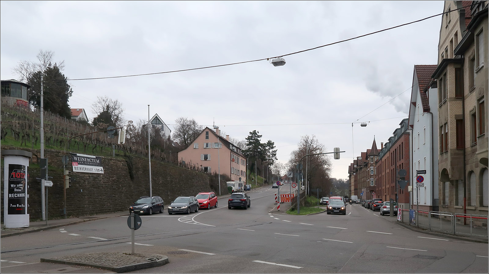 Industriebahn Stuttgart-Münster - Bad Cannstatt - 

An der Kreuzung Haldenstraße/Altenburger Steige bzw. Brückenstraße kreuzte die Industriebahn die Straßenbahn die hier zum Hallschlag hinaufführte. Auch die Industriebahn war zunächst mit Gleichstrom elektrifiziert, bis sie 1963 auf Dieselbetrieb umgestellt wurde.
Im Straßenraum der Haldenstraße von Südwesten her liegt noch das Gleis bis in den Kreuzungsbereich, nördlich der Kreuzung ging die Bahn auf eigenem Bahnkörper in Seitenlage zur Halenstraße über, auf der gegenüberliegenden Seite der Bebauung. Im weiteren Verlauf verzweigte sich die Strecke dann hinauf zum Bahnhof Münster und flach weiter zum Kraftwerk.

28.02.2023 (M)