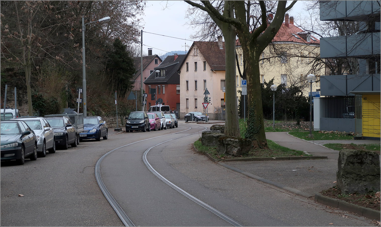 Industriebahn Stuttgart-Münster - Bad Cannstatt - 

In geschwungener Linienführung führt das Gleis die Glockenstraße hinunter und führt im Hintergrund dann nach links in der Haldenstraße weiter. Auf dem Bild macht das Umfeld einen fast dörflichen Eindruck.

28.02.2023 (M)