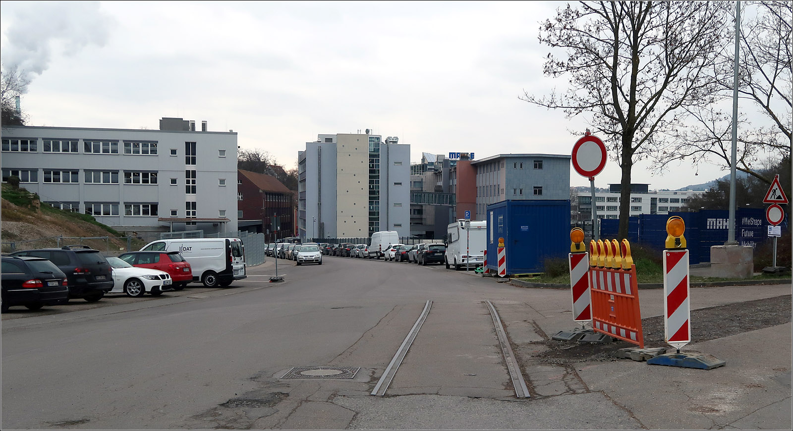 Industriebahn Stuttgart-Münster - Bad Cannstatt - 

Ein kleiner Gleisrest findet sich noch im Kreuzungsbereich der Glockenstraße mit der Quellenstraße. Auch hier hat man ein deutliches Gefälle. 
Nach links in die Quellenstraße führte ein Anschlussgleis zu G. Epple. Nach oben reichte das Gleis fast bis zum Löwentor und bediente die Norma- und Fortuna Werke.

28.02.2023 (M)