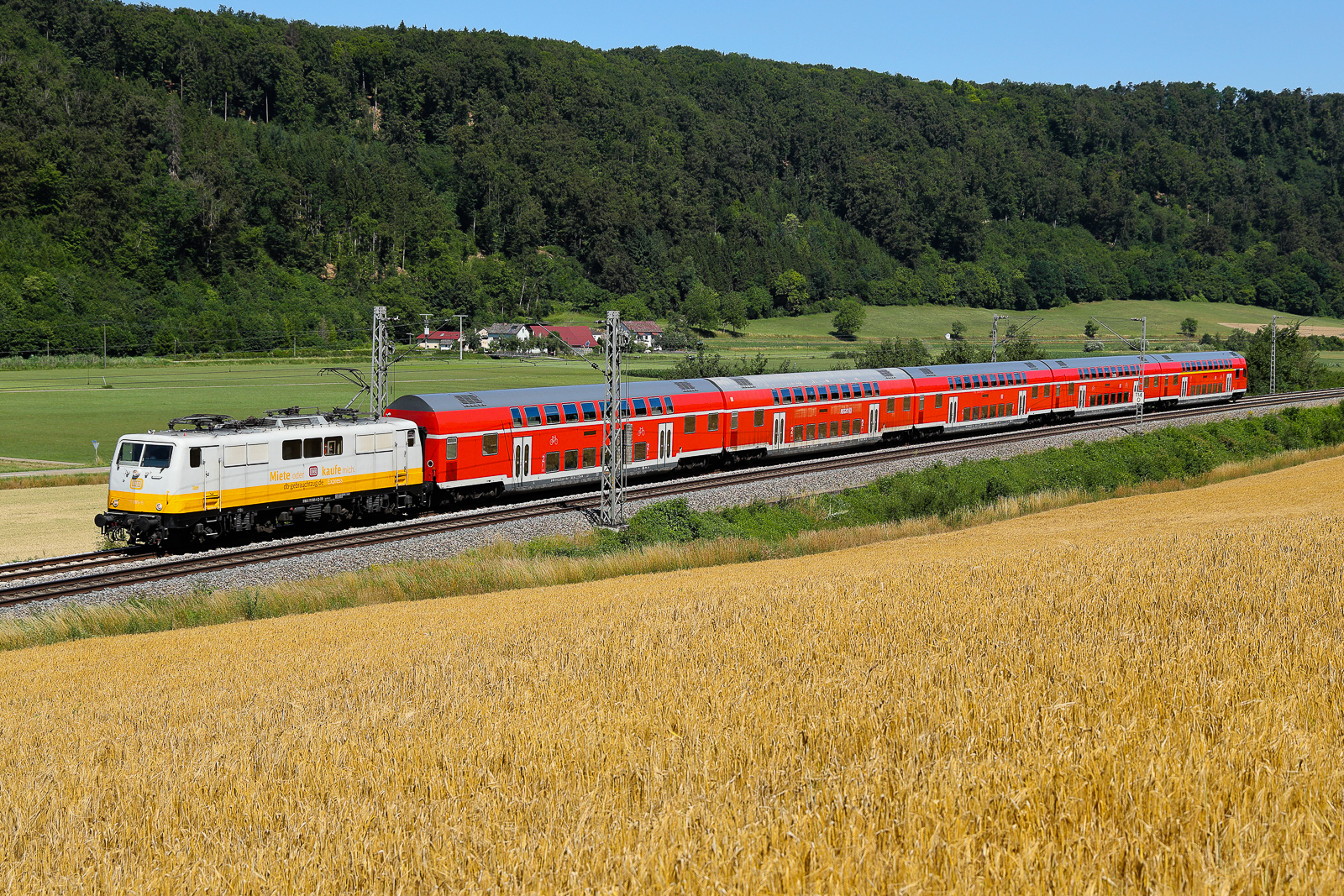 Inge 111 095 mit einem Regio am 4 Juli 2026 bei Breitenfurt in Richtung Treuchtlingen.