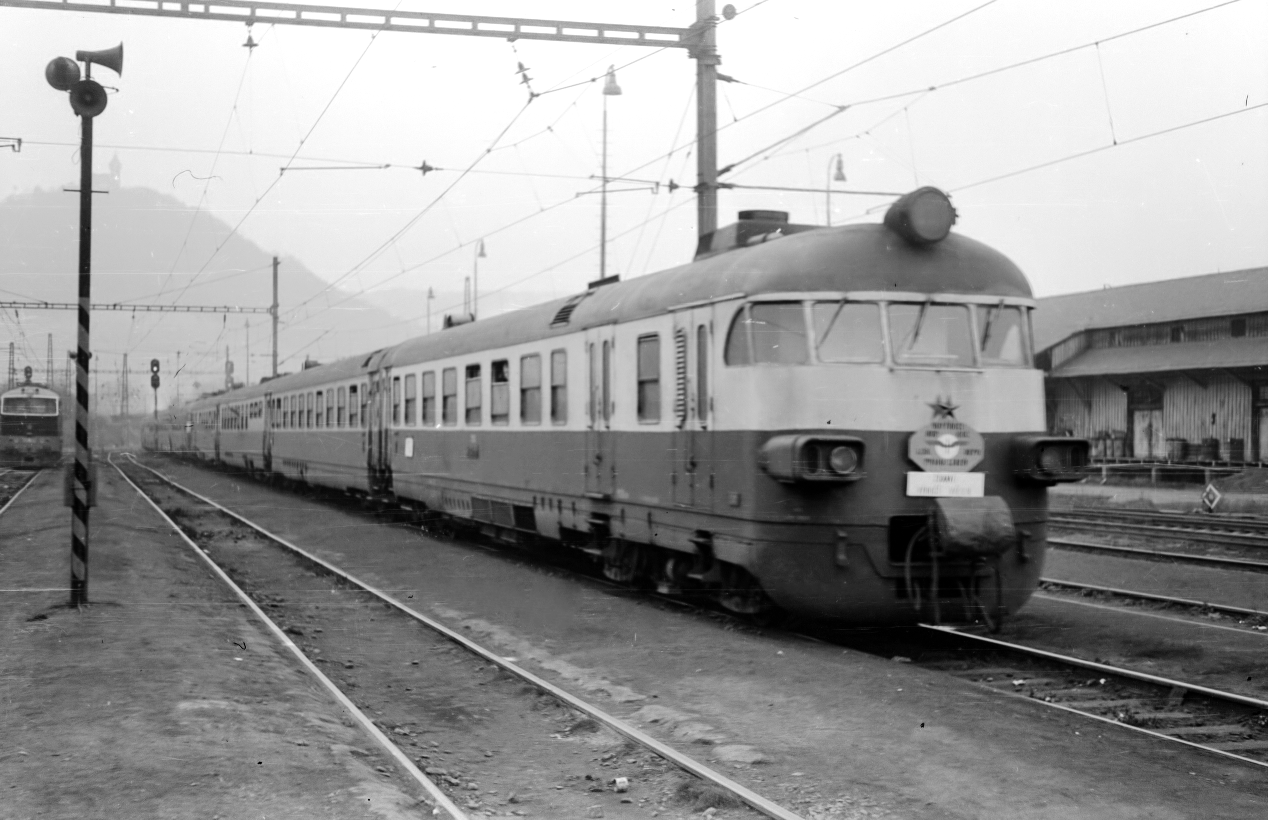 Inlandschnellzug der ČSD mit einem M 298.0 im Bahnhof Most, fotografiert im Mai 1975