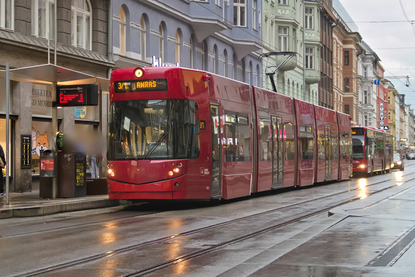 Innsbruck: Wegen Gleisbauarbeiten in der Innenstadt wird die Linie 3 als kombinierte Linie 3/1 geführt. Tw. 303 an der Haltestelle Anichstraße/Rathausgalerien. Aufgenommen 9.8.2023.