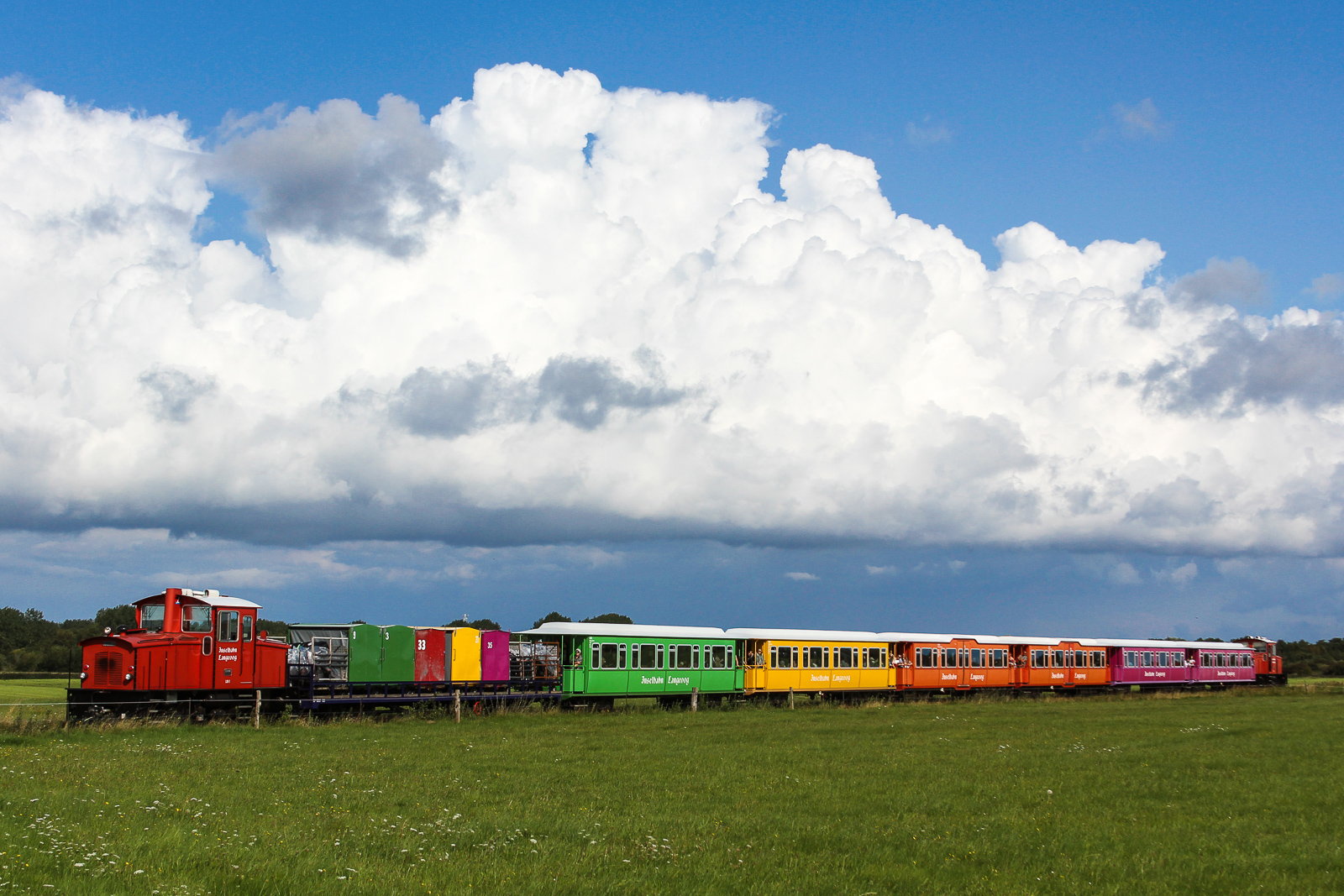 Inselbahn Langeoog im August 2023. Bahnbilder.de