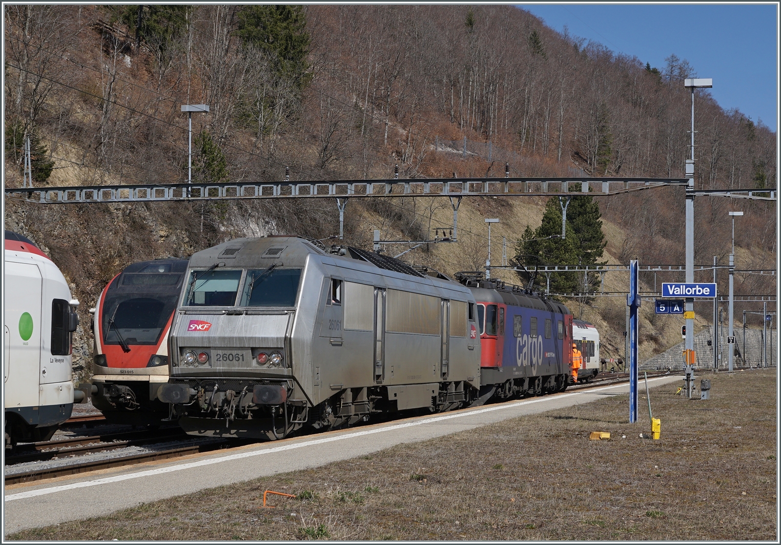 Jahre später begegnet mir die SNCF BB 26061 Sibic erneut, nun in einer anderen Farbgebung, hat sie (mit einer Schublok am Zugsende) den  Spaghetti  Zug nach Vallorbe gebracht, wo eine SBB Re 6/6 die Traktion bis Domo II übernehmen wird.

24. März 2022