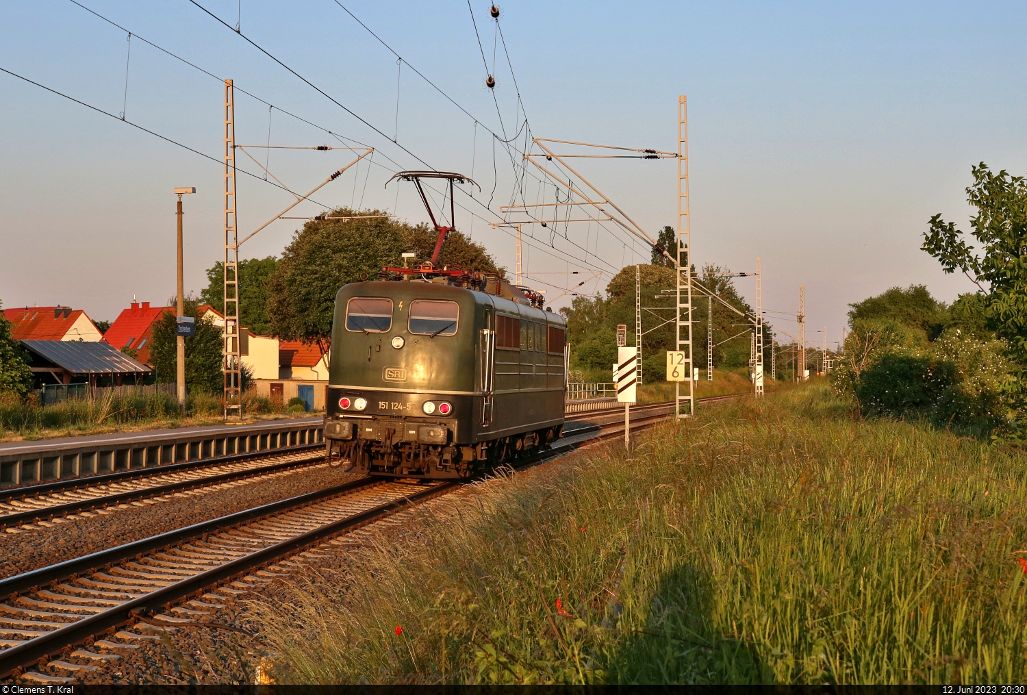 Je später der Abend, desto exotischer die Fänge. 151 124-5 fährt am Hp Zscherben der Sonne davon. Als Tfzf geht es auf Halle (Saale) zu.

🧰 SRI Rail Invest GmbH, vermietet an Flex Bahndienstleistungen GmbH
🕓 12.6.2023 | 20:30 Uhr