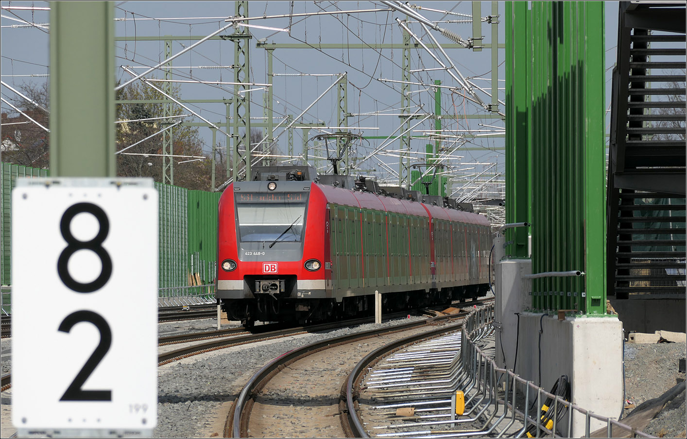 Jetzt (hoffentlich) ungestörte Fahrt -

...für die S-Bahnlinie S6 im Abschnitt ab Bad Vilbel in Richtung Frankfurt durch den viergleisigen Ausbau der Main-Weser-Bahn in diesem Abschnitt. Auch wird so ein 15 Minuten-Takt ab Bad Vilbel ermöglicht. 

Die S6 soll in Zukunft bis Langen und Darmstadt verkehren und nicht mehr in Frankfurt Süd enden. Dort soll dann der Endpunkt der Linien S3 und S4 sein.

Einfahrt von 423 448-0 führend in die Station Frankfurt-Eschersheim.

21.03.2024 (M)