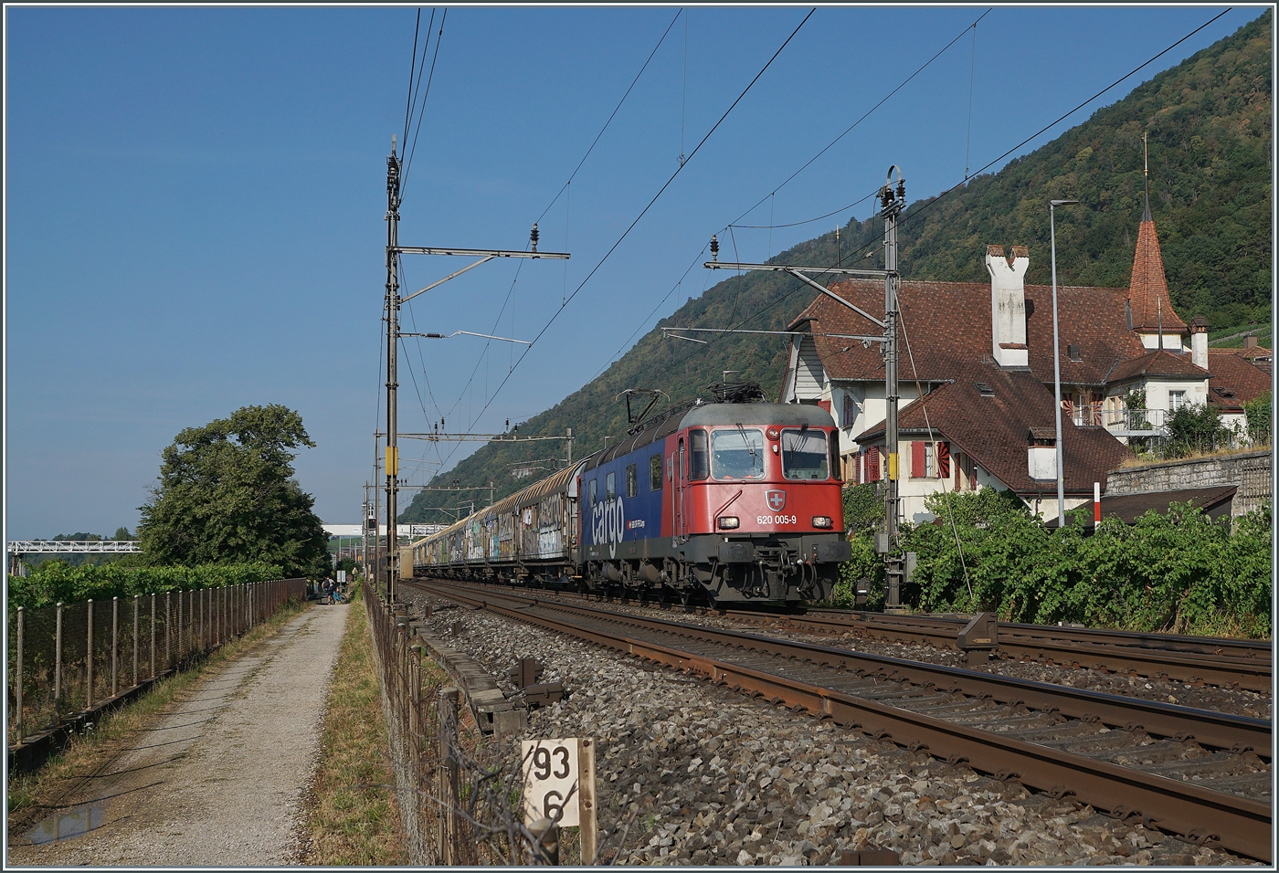 Jurafuss Linie, Kilometer 93.6 - hier endet von Westen her die Doppelspur: Kurz vor Ligerz ist die SBB Re 6/6 16005 (Re 620 005-9)  Uster  mit einem G�terzug auf dem Weg in Richtung Biel/Bienne unterwegs und erreicht den letzten Einspurabschnitt der Jurafusslinie. Weit im Hintergrund zeigt eine F�rderanlage, wo in Zukunft das Westportal des Ligerzer Tunnels sein wird.  

16. Juli 2026