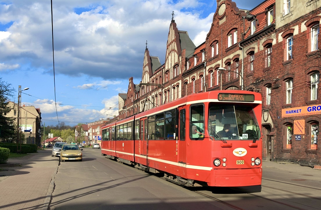 Katowice 900 ex Frankfurt 688 in Biskupice, einem Vorort von Zabrze, 26.04.2016.