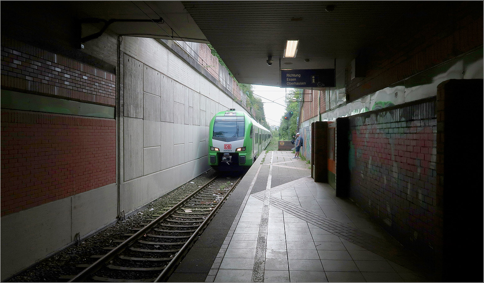 Kein Wohlfühlort - 

... ist der S-Bahnhof Hattingen (Ruhr) Mitte, der Endpunkt der S-Bahnlinie S9 der Rhein-Ruhr-S-Bahn. Der eingleisige Bahnhof liegt zum Großteil unterirdisch und wurde 1987 eröffnet um die Innenstadt von Hattingen und auch die Buslinien (ZOB) besser an das Bahnnetz anzuschließen. 1994 wurde auch die Bochumer Straßenbahnlinie 308 an diesen Bahnhof geführt.

22.08.2023 (M)