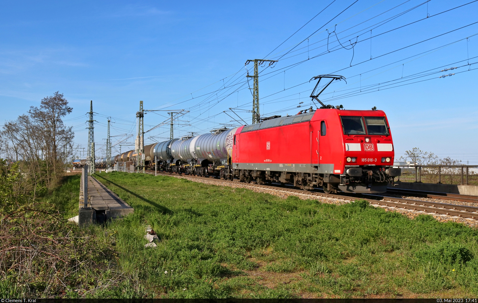 Kesselzug mit 185 016-3 unterwegs oberhalb der Leipziger Chaussee (B 6) in Halle (Saale) Richtung Abzweig Thüringer Bahn.

🧰 DB Cargo
🕓 3.5.2023 | 17:41 Uhr