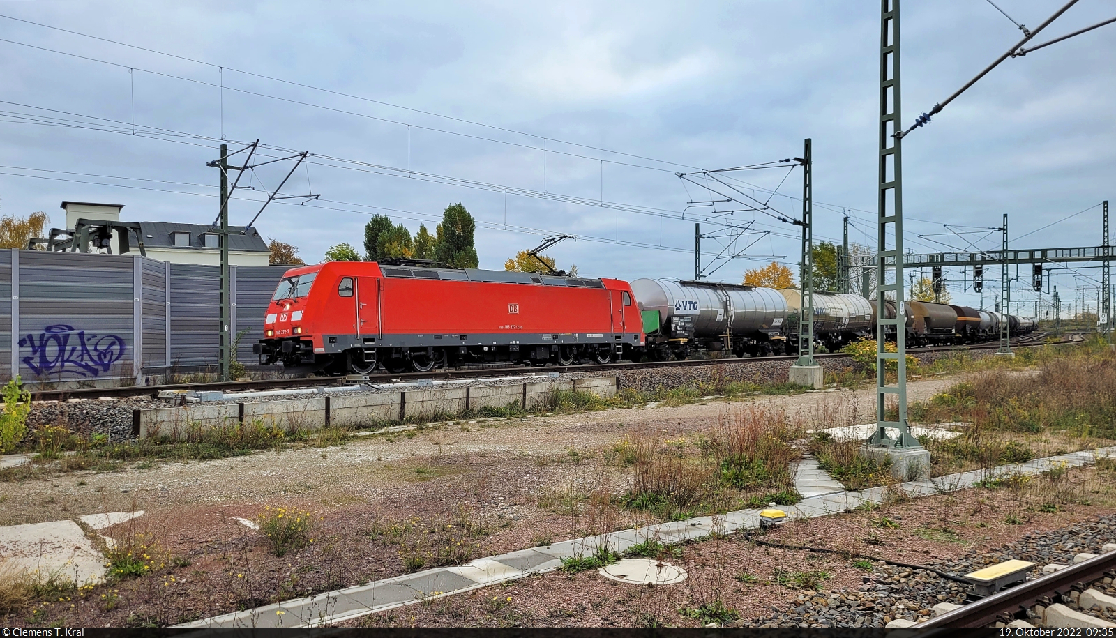 Kesselzug mit 185 272-2 passiert Bahnsteig 12/13 in Halle(Saale)Hbf Richtung ZBA Halle (Saale).

🧰 DB Cargo
🕓 19.10.2022 | 9:35 Uhr