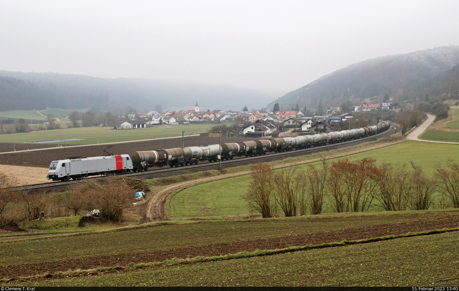 Kesselzug mit 185 678-0 unterwegs bei Breitenfurt (Dollnstein) Richtung Treuchtlingen.

🧰 Railpool GmbH, aktueller Mieter unbekannt
🕓 15.2.2023 | 13:40 Uhr