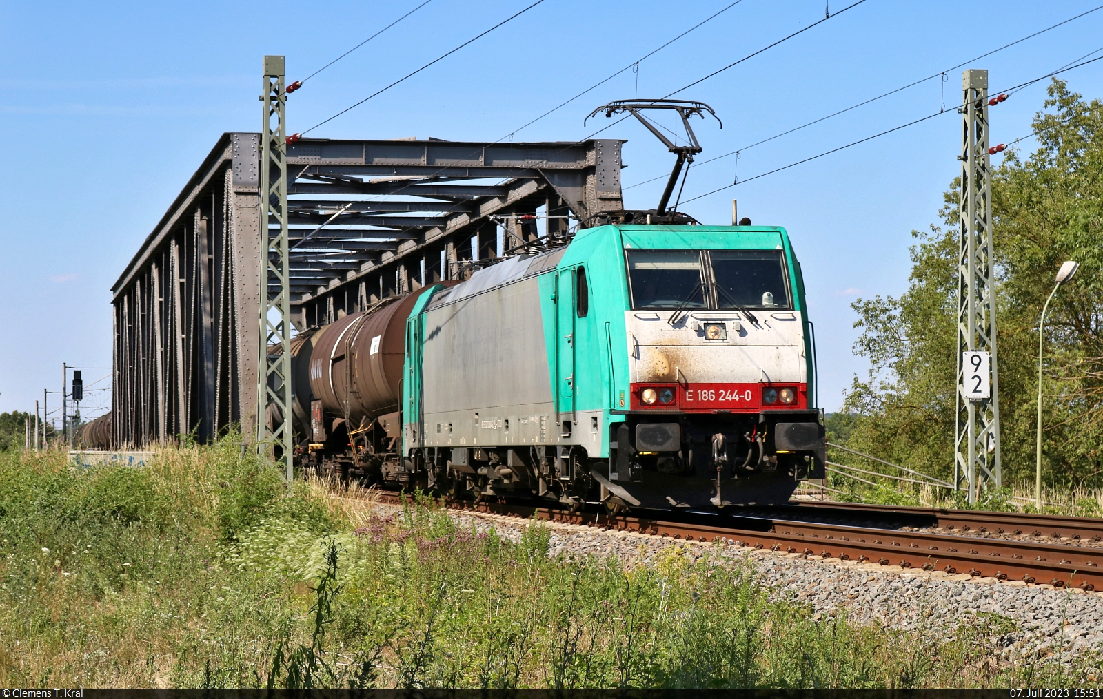 Kesselzug mit 186 244-0 (91 51 5270 004-2 PL-ATLU) überquert die Saale in Schkopau Richtung Merseburg Hbf.

🧰 Alpha Trains Luxembourg No.2 S.à r.l., vermietet an Transchem Sp. z o.o.
🕓 7.7.2023 | 15:51 Uhr