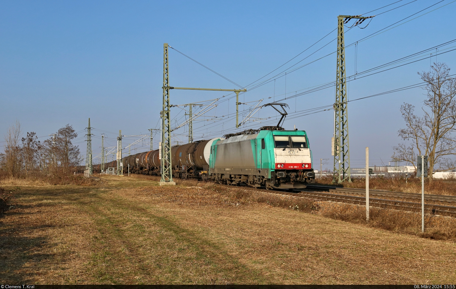 Kesselzug mit 186 250-7 (91 51 5270 003-4 PL-TM) überquert die Leipziger Chaussee (B 6) in Halle (Saale) Richtung Abzweig Thüringer Bahn.

🧰 RBS Asset Finance Europe Limited, vermietet an Transchem Sp. z o.o.
🕓 8.3.2024 | 15:55 Uhr