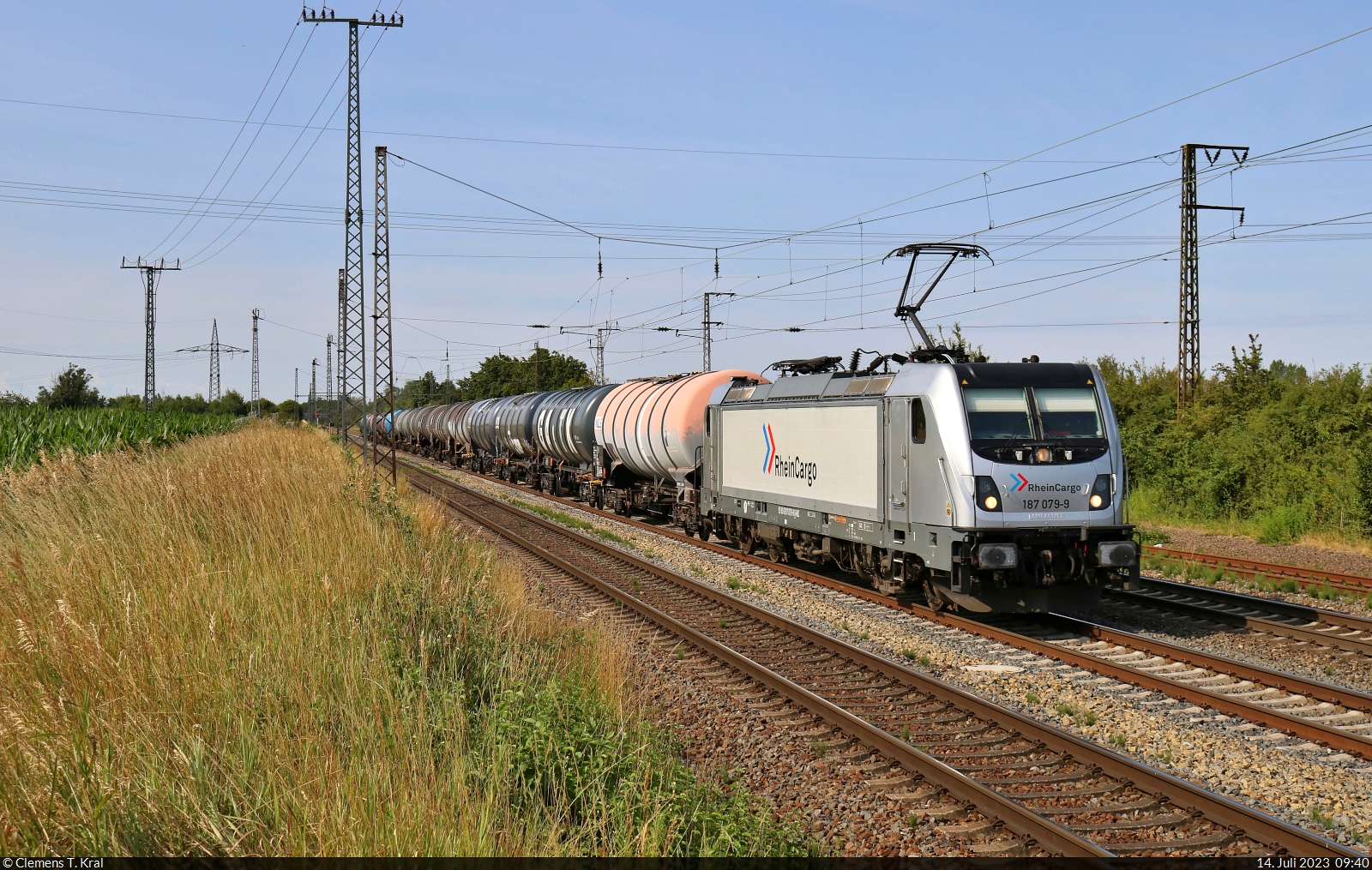 Kesselzug mit 187 079-9 unterwegs in Großkorbetha in nördlicher Richtung.

🧰 RheinCargo GmbH & Co. KG
🕓 14.7.2023 | 9:40 Uhr