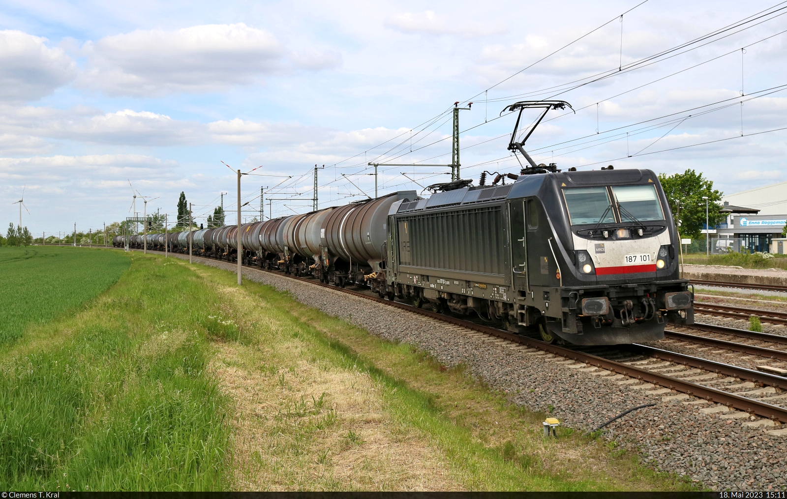 Kesselzug mit 187 101-1 unterwegs in Niemberg Richtung Halle (Saale).

🧰 Mitsui Rail Capital Europe GmbH (MRCE), aktueller Mieter unbekannt
🕓 18.5.2023 | 15:11 Uhr
