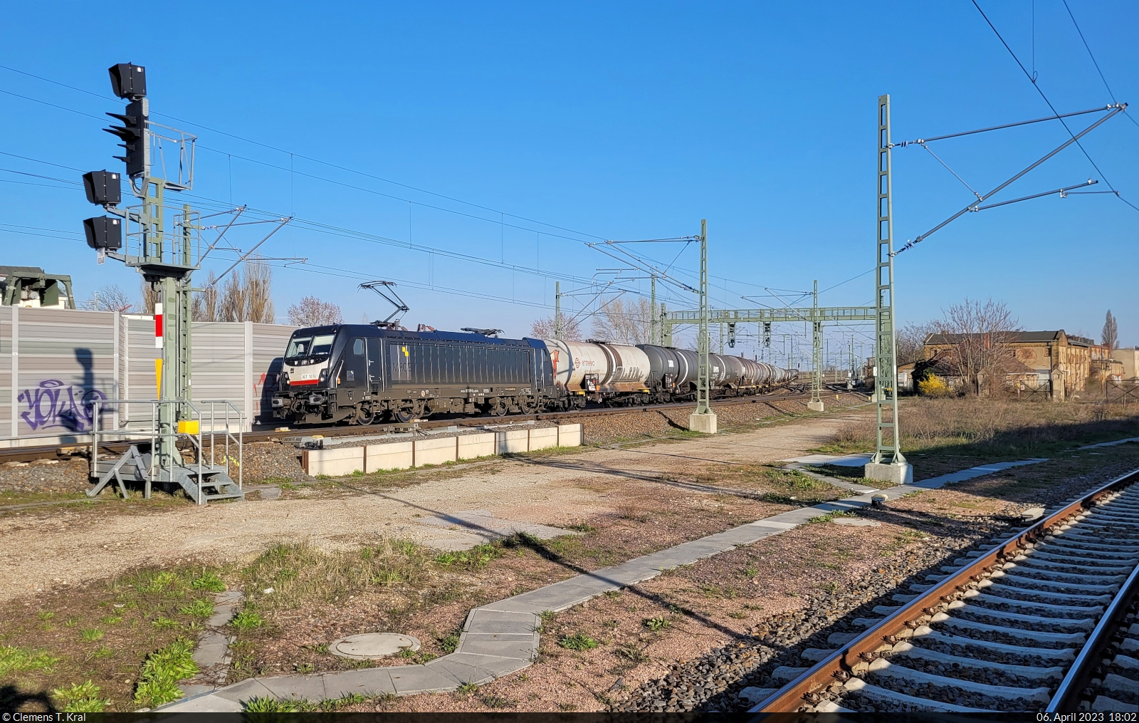 Kesselzug mit 187 107-8 passiert den Bahnsteig 12/13 in Halle(Saale)Hbf Richtung Zugbildungsanlage (ZBA).

🧰 Mitsui Rail Capital Europe GmbH (MRCE), aktueller Mieter unbekannt
🕓 6.4.2023 | 18:02 Uhr