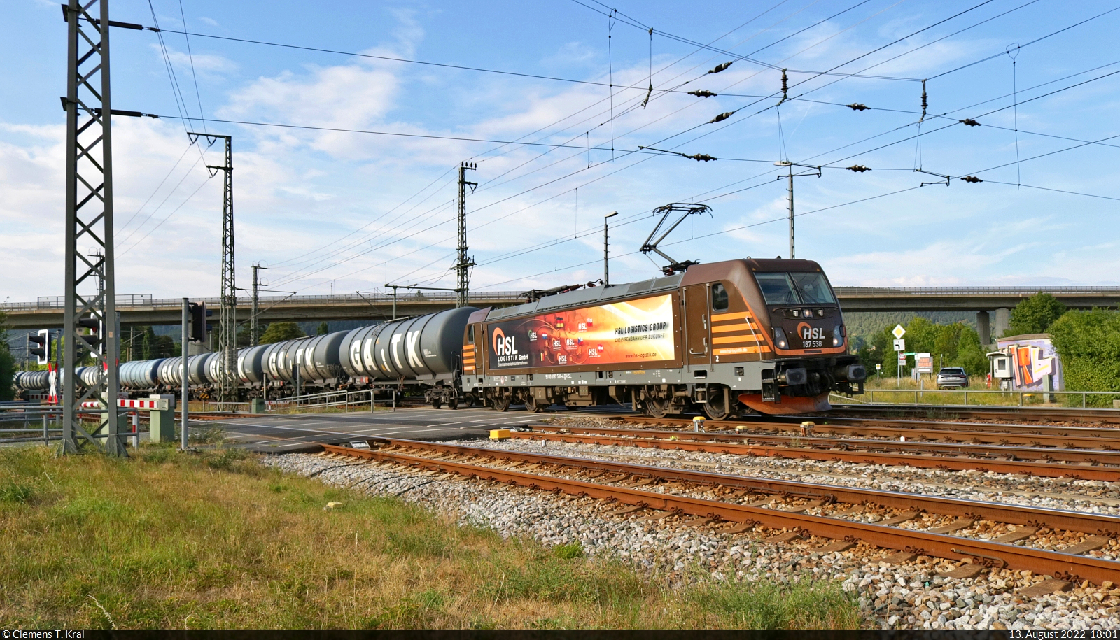 Kesselzug mit 187 538-4 im nördlichen Bahnhofsvorfeld von Saalfeld(Saale) Richtung Probstzella fahrend.

🧰 HSL Logistik GmbH (HSL)
🕓 13.8.2022 | 18:01 Uhr