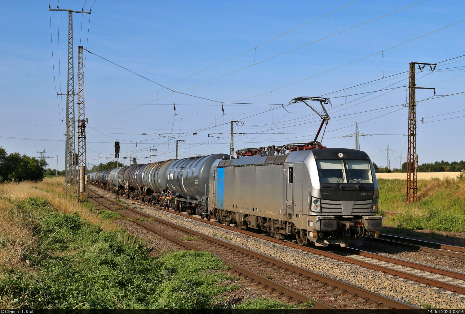Kesselzug mit 193 086-6 (Siemens Vectron) passiert das Einfahrsignal von Großkorbetha in nördlicher Richtung.

🧰 Railpool GmbH, vermietet an die TX Logistik AG (TXL)
🕓 14.7.2023 | 8:16 Uhr