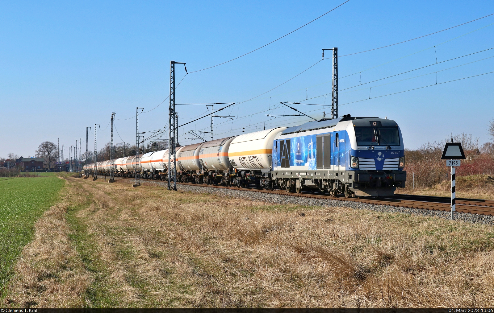 Kesselzug mit 247 907-9  Helena  (Lok 251 | Siemens Vectron DE) unterwegs in Peißen Richtung Delitzsch.

🧰 InfraLeuna GmbH
🕓 1.3.2023 | 13:06 Uhr