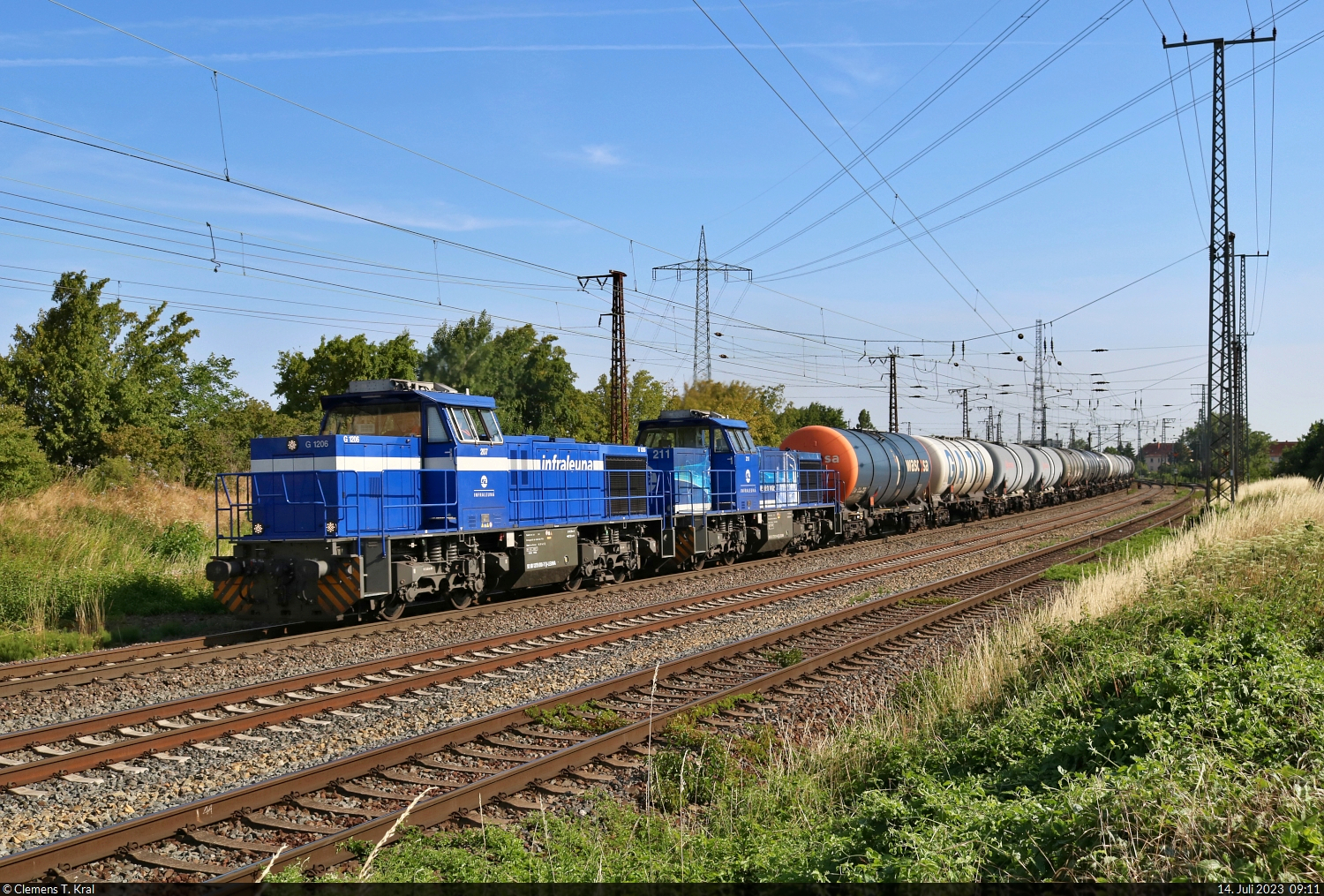 Kesselzug mit 275 010-7 (Lok 207) und 275 014-9 (Lok 211 | Vossloh G 1206) unterwegs in Großkorbetha Richtung Weißenfels.

🧰 InfraLeuna GmbH
🕓 14.7.2023 | 9:11 Uhr
