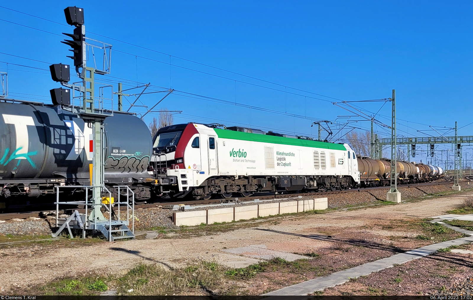 Kesselzug trifft Kesselzug:
Etwas zu spät bemerkt wurde bei Bahnsteig 12/13 in Halle(Saale)Hbf die gen Süden fahrende und für die Vereinigte Bioenergie AG (Verbio) werbende 159 228-6 (Stadler Eurodual), da ihr die 152 049-3 entgegenkam.

🧰 Rail Care and Management GmbH (RCM)/European Loc Pool AG (ELP), vermietet an die Leipziger Eisenbahnverkehrsgesellschaft mbH (LEG)
🕓 6.4.2023 | 17:02 Uhr