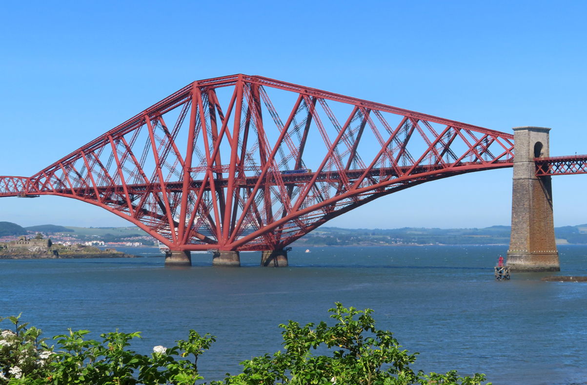 Kleiner Zug (Scotrail) auf grosser Brücke (Firth of Forth Bridge). Dalmeny, 27.6.2019