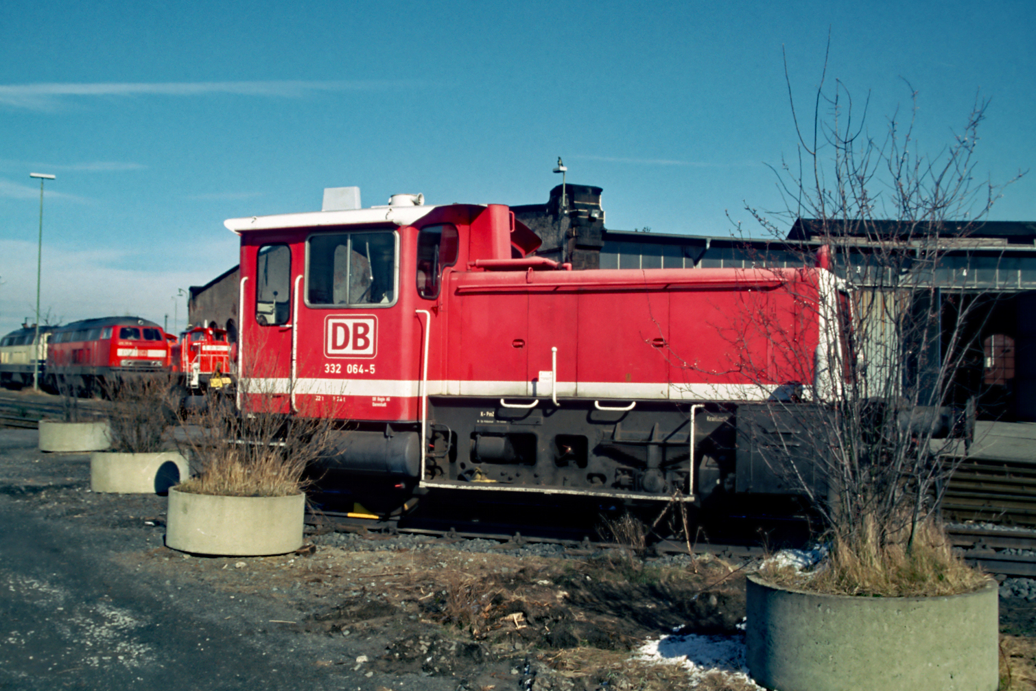 Kleinlok der Lg III 332 064 in r/w am 25.10.2001 im Bw. Darmstadt.