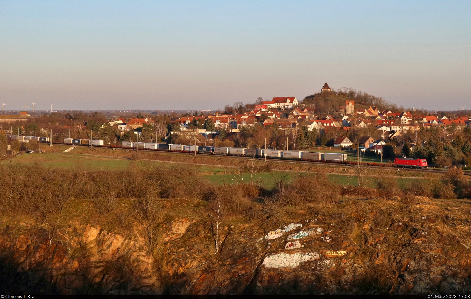 KLV-Zug der DB-Tochter Schenker AG fährt mit einer unbekannten 185 bei Landsberg (Saalekreis) Richtung Halle (Saale).

🧰 DB Cargo
🕓 1.3.2023 | 17:08 Uhr