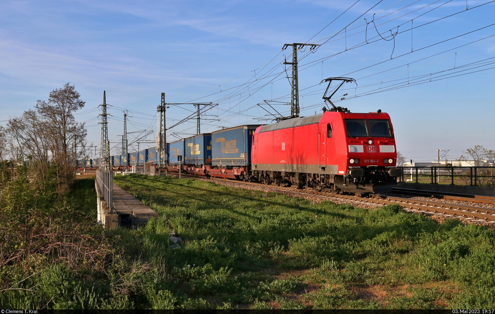 KLV-Zug (LKW Walter Internationale Transportorganisation AG) mit 185 164-1 überquert in Halle (Saale) die Leipziger Chaussee (B 6) Richtung Abzweig Thüringer Bahn.

🧰 DB Cargo
🕓 3.5.2023 | 19:17 Uhr