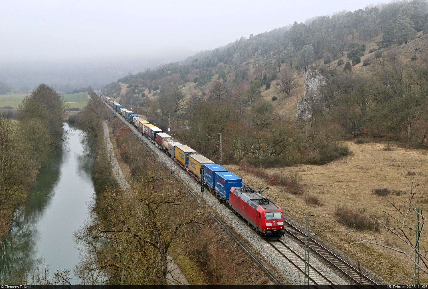 KLV-Zug mit 185 014-8 unterwegs im nebligen Altmühltal bei Dollnstein Richtung Ingolstadt.

🧰 DB Cargo
🕓 15.2.2023 | 11:05 Uhr