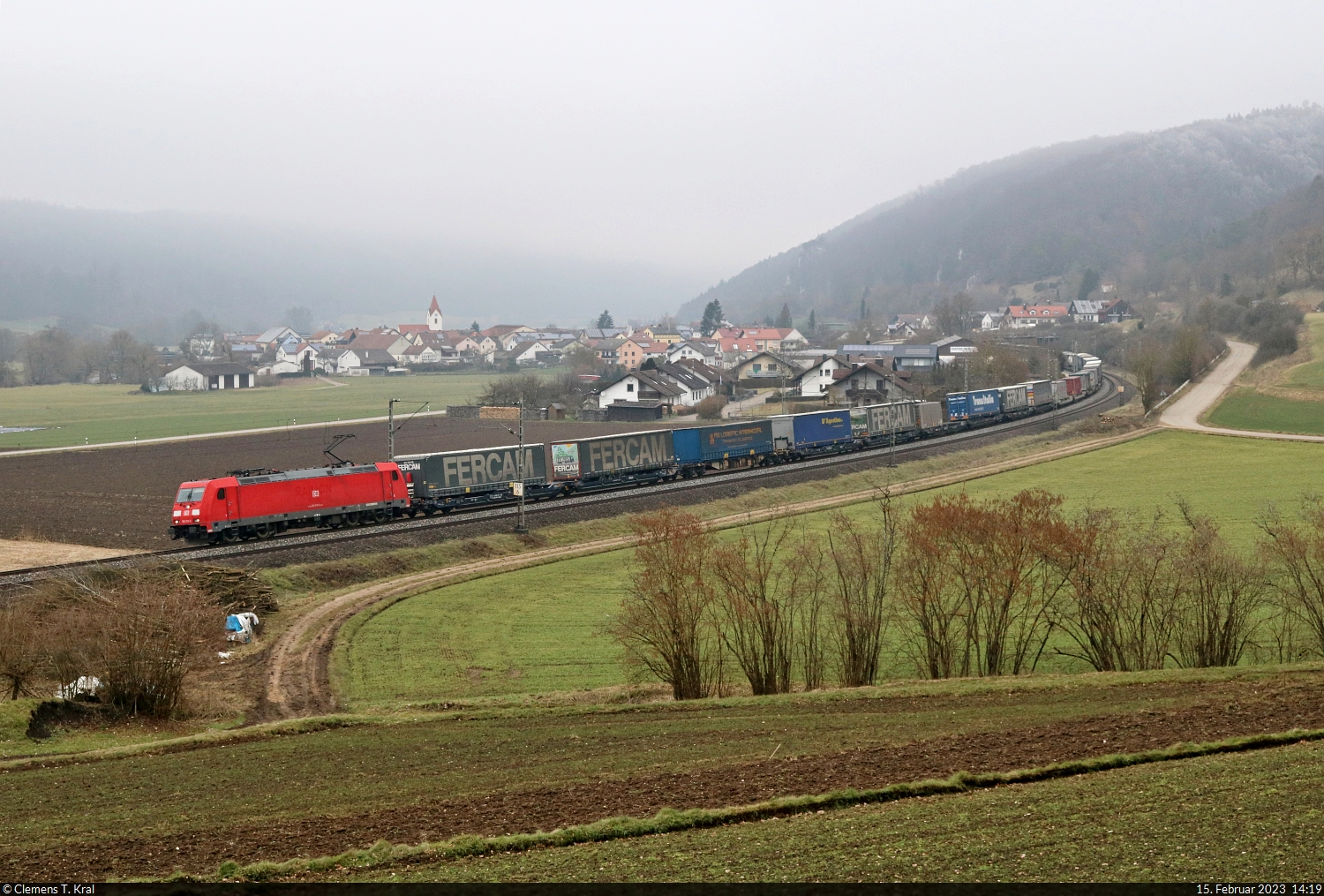 KLV-Zug mit 185 310-0 unterwegs bei Breitenfurt (Dollnstein) Richtung Treuchtlingen.

🧰 DB Cargo
🕓 15.2.2023 | 14:19 Uhr