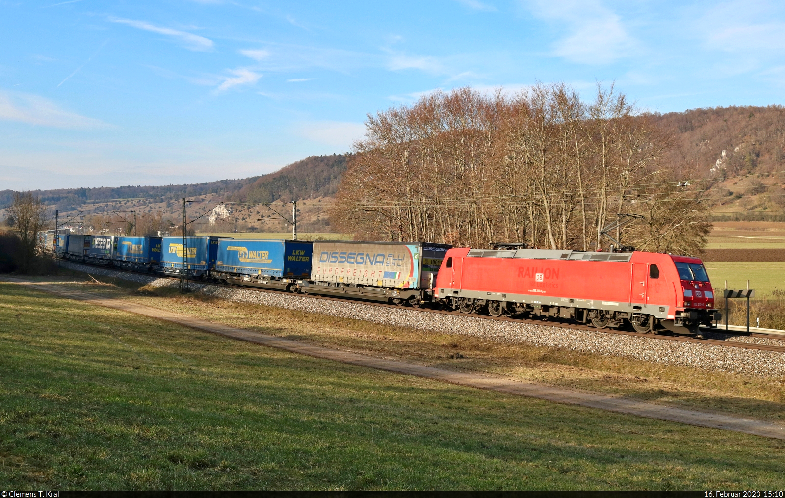 KLV-Zug mit 185 310-0 unterwegs östlich von Dollnstein Richtung Ingolstadt.

🧰 DB Cargo
🕓 16.2.2023 | 15:10 Uhr