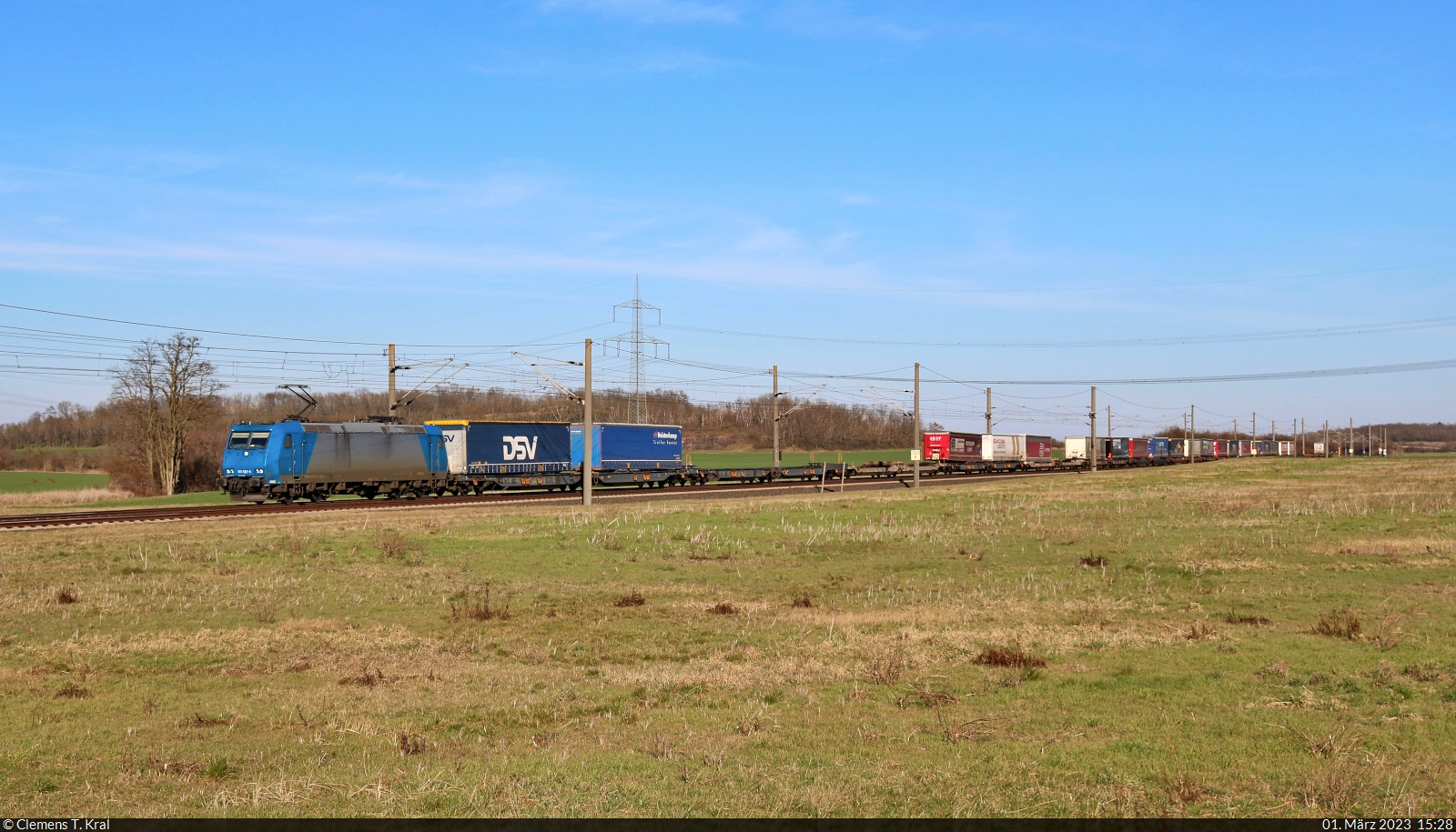 KLV-Zug mit 185 529-5 unterwegs bei Hohenthurm Richtung Halle (Saale).

🧰 Alpha Trains Luxembourg S.à r.l., vermietet an die TX Logistik AG (TXL)
🕓 1.3.2023 | 15:28 Uhr