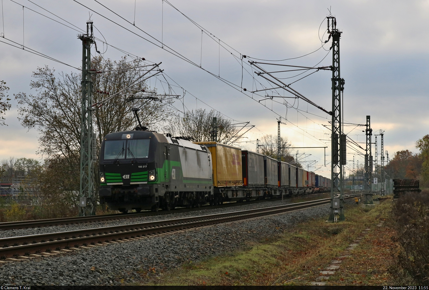 KLV-Zug mit 193 217-7 (Siemens Vectron) unterwegs in Schkopau Richtung Halle-Ammendorf.

🧰 ELL Austria GmbH (European Locomotive Leasing), vermietet an die ecco-rail GmbH
🕓 22.11.2023 | 11:55 Uhr