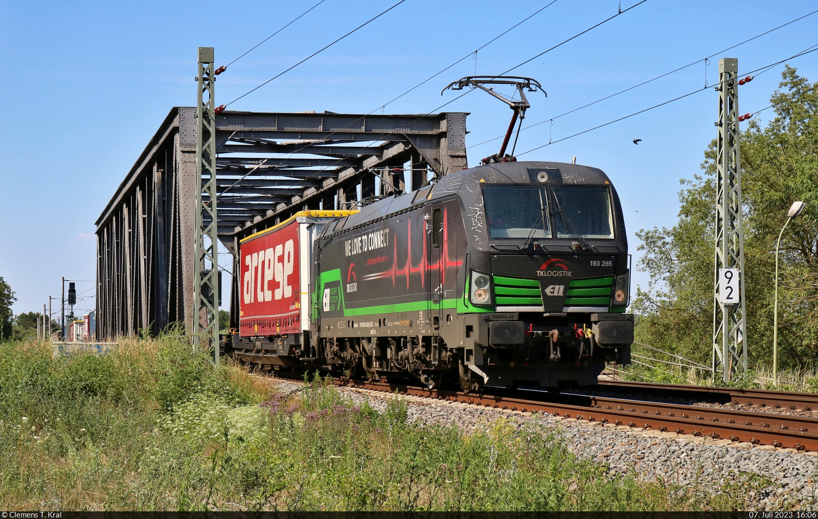 KLV-Zug mit 193 265-6  We love to connect  (Siemens Vectron) überquert die Saale in Schkopau Richtung Merseburg Hbf.

🧰 ELL Austria GmbH (European Locomotive Leasing), vermietet an die TX Logistik AG (TXL)
🕓 7.7.2023 | 16:06 Uhr