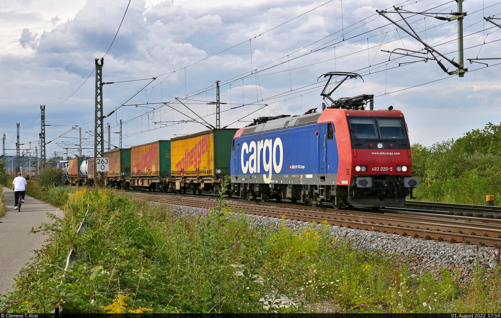 KLV-Zug mit Re 482 020-5 ist südlich von Eimeldingen Richtung Weil am Rhein unterwegs.

🧰 SBB Cargo
🕓 1.8.2022 | 17:54 Uhr