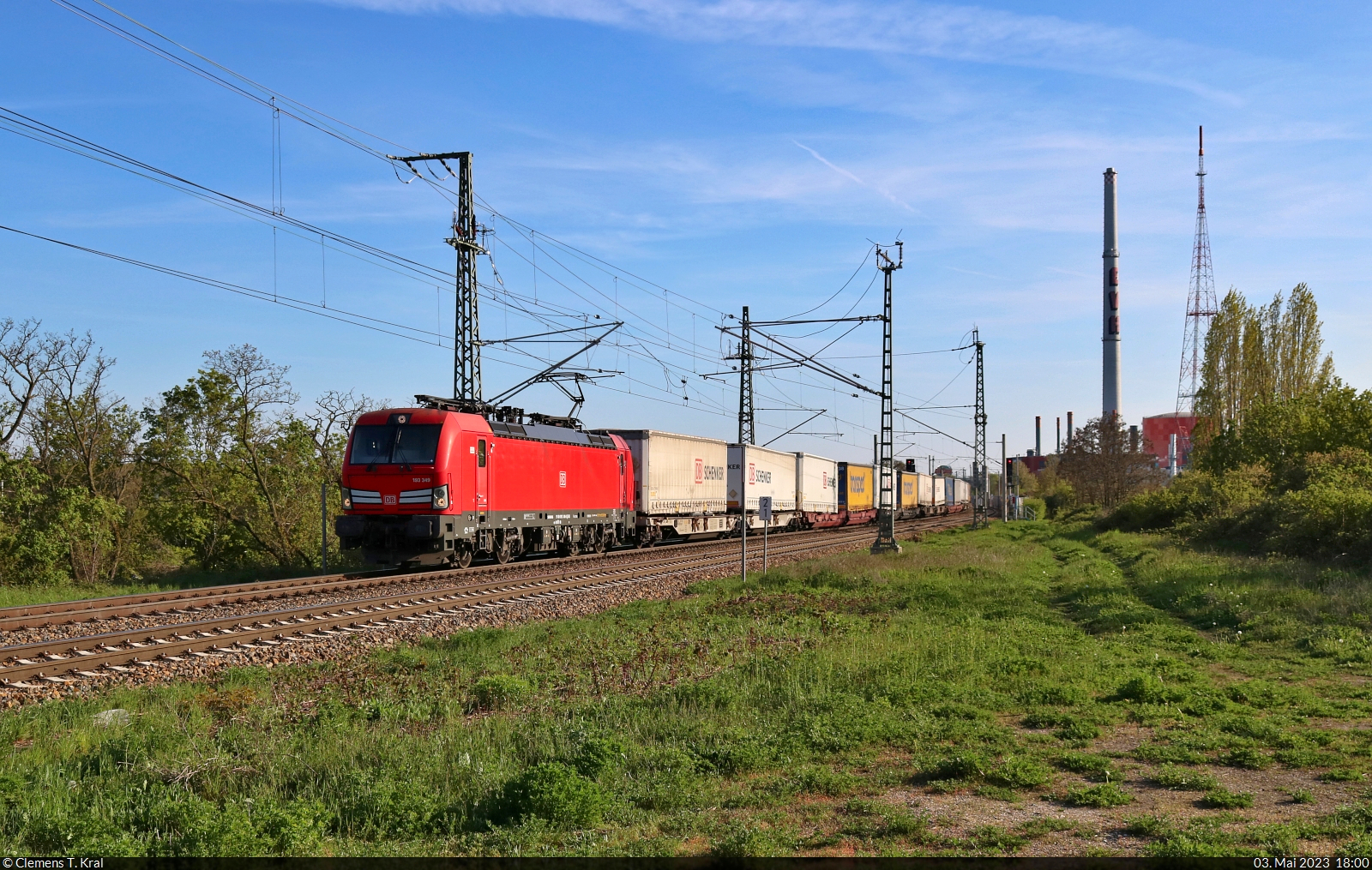 KLV-Zug (Schenker AG) mit 193 349-8 (Siemens Vectron) unterwegs an der Leipziger Chaussee (B 6) Richtung Zugbildungsanlage (ZBA) Halle (Saale).

🧰 DB Cargo
🕓 3.5.2023 | 18:00 Uhr