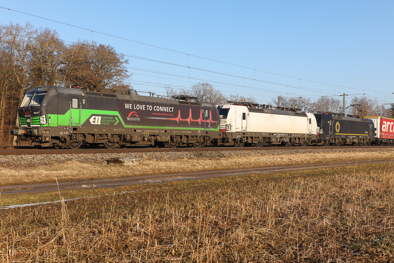 Kommt, machen wir eine Fahrgemeinschaft ! 3 Lokomotiven TXL Ell 193 277 + 193 961 (ex captrain) + 193 652 von MRCE mit einem Güterzug von Rosenheim Richtung München am 21.1.25 bei Eglharting.