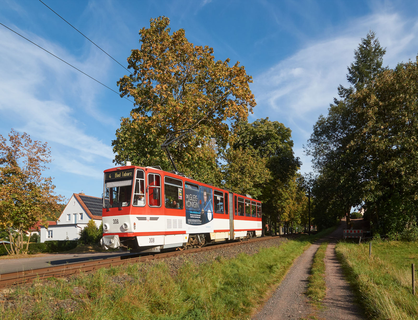 KT4D 308 der Thüringerwald- und Straßenbahn Gotha kam am 01.10.2023 gerade als Linie 4 von Gotha und hat die letzten Meter bis zur Wendeschleife in Bad Tabarz vor sich.