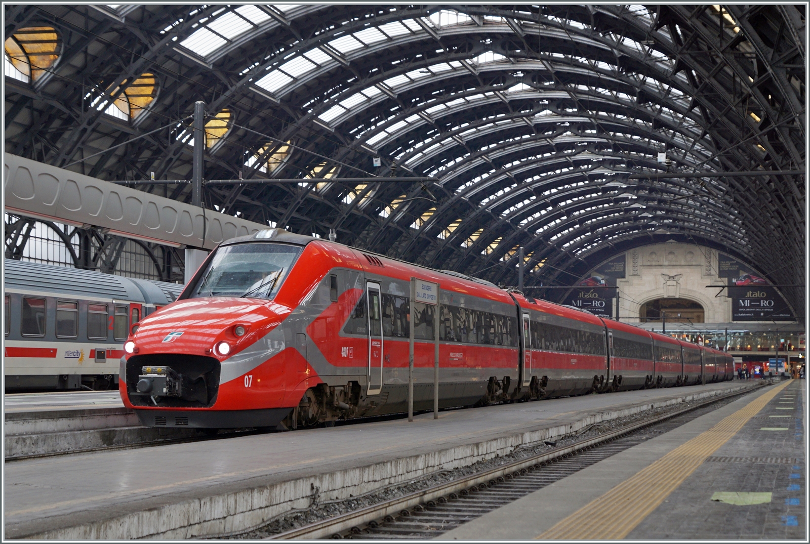 Kurz darauf bekam ich in Milano Centrale den FS Trenitalia ETR 700 007 zu sehen, der bereits die neue Frecciarossa Lackierung trägt, welche meiner Meinung nach dem Zug recht gut steht. 
FS Trenitalia will die heuten drei HGV Zugsgattungen  Frecciabianca ,  Frecciargento  und  Frecciarossa  künftig unter dem einheitlichen Markennamen  Frecciarossa  zusammenfassen.

8. November 2022