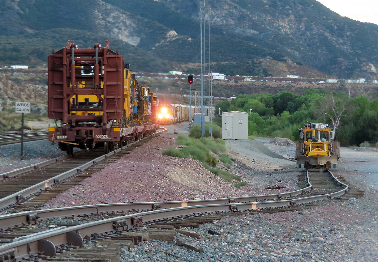 Kurz nach 19 Uhr ist die Sonne bereits hinter den Bergen verschwunden, als dieser UP-Zug von Süden her auftaucht. Cajon Pass, CA, 23.9.2022
