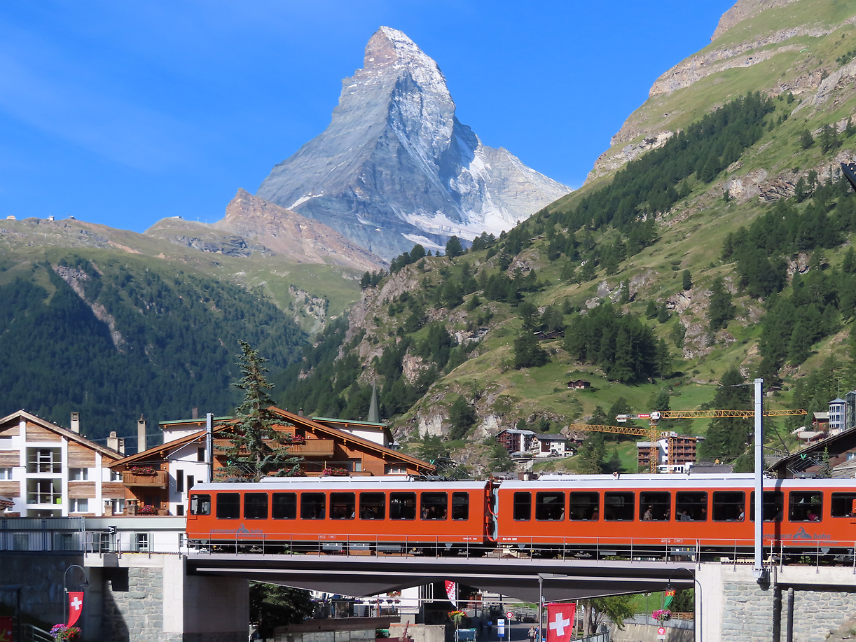 Kurz nach der Abfahrt in Zermatt fährt die Gornergratbahn über diese Brücke. Hier lässt sich der Zug mit dem weltberühmten Matterhorn, diesmal sogar nebelfrei, im Hintergrund leicht fotografieren. Zermatt, 12.7.2022