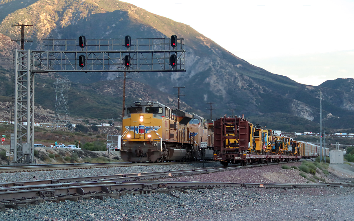 Kurz nach Sonnenuntergang erscheint dieser UP-Zug bei einer Ausweichstelle auf der Bergfahrt Richtung Cajon Pass. Cajon Pass, CA, 23.9.2022