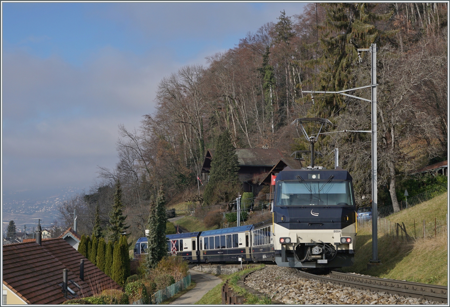 Kurz vor Chernex ist die MOB Ge 4/4 8004 mit dem GoldenPass Express GPX 4065 von Interlaken Ost nach Montreux unterwegs. 

17. Dezember 2023