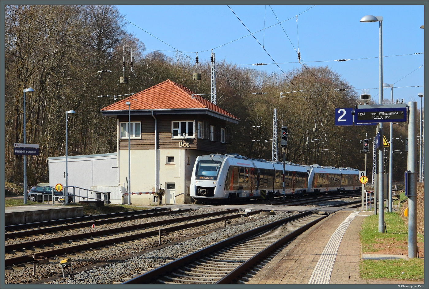 Kurz vor der Einfahrt in den Blankenheimer Tunnel passiert 1648 402 als RE 10 nach Magdeburg den Bahnhof Blankenheim mit dem Stellwerk Bof. (22.03.2026)