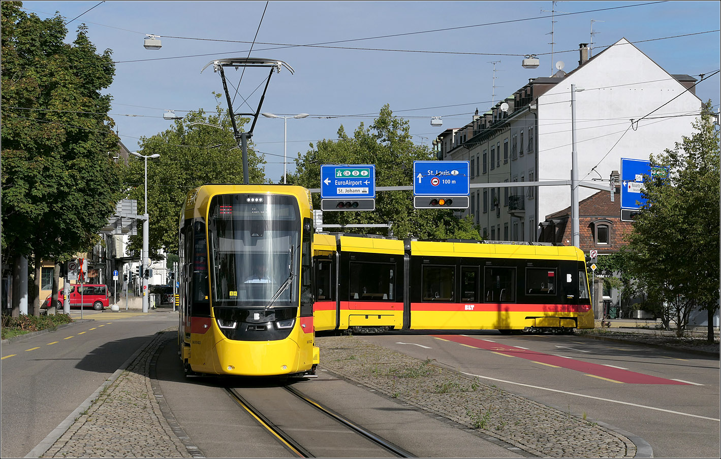 Kurz vor Frankreich - 

... endet die Basler Linie 11 an der Grenze zur Nachbarstadt St. Louis. Wenn ich mich recht erinnere sollte auch diese Linie über die Grenze hinweg verlängert werden.

BLT Stadler Tina 4223 bei der Ausfahrt aus der Wendeschleife.

17.09.2025 (M)