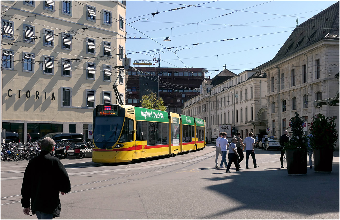 Kurz vor der Haltestelle Bahnhof SBB - 

... kommt ein Tango-Tram aus der östlichen Centralbahnstrasse und fährt in die große Platzanlage vor dem Bahnhof Basel SBB ein. Ohne Ampelanlagen können die Fußgänger von der Straßenbahnhaltestelle zu den Eingängen des Bahnhofes gelangen.

18.09.2025 (M)