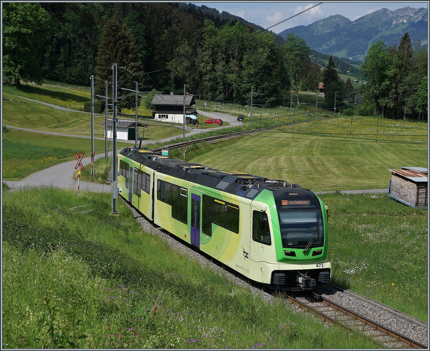 Kurz vor Vers-l'Eglise ist der ASD ABe 4/8 472 bei der Haltestelle Plan Morier auf der Fahrt als R71 432 von Aigle nach Les Diablerets. 

31. Mai 2026